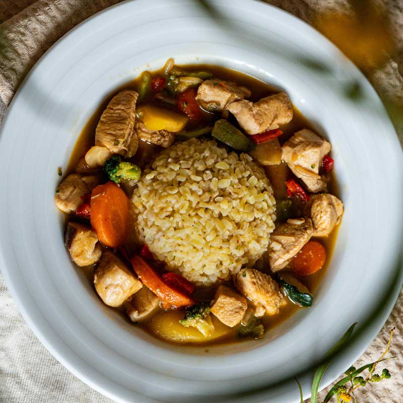 Bulgur con verduras y pollo estilo wok