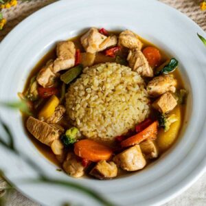 Bulgur con verduras y pollo estilo wok