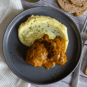 Carrilleras con salsa de verduras y vino tinto