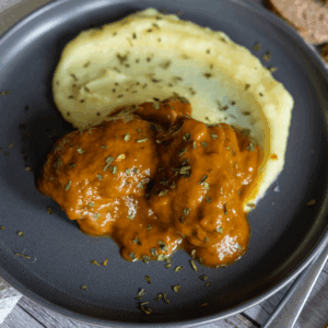 carrilleras con salsa de verduras y vino tinto
