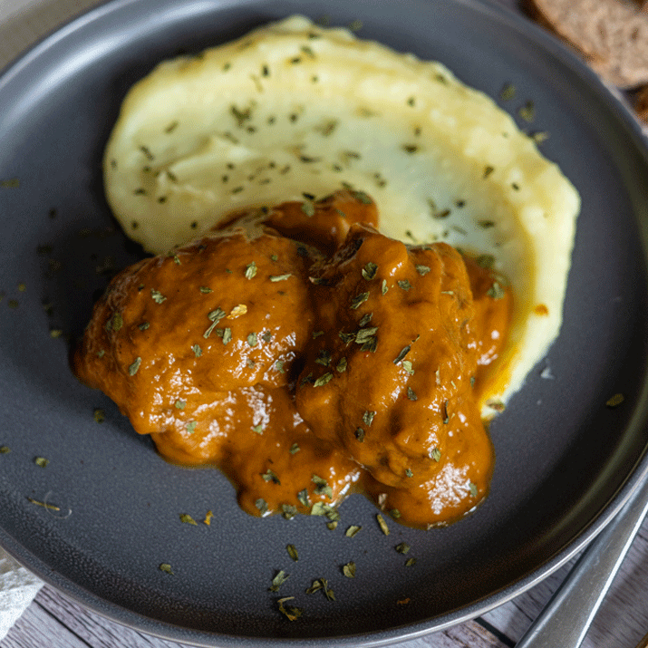 carrilleras con salsa de verduras y vino tinto