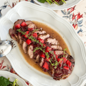Lomo de cerdo asado con manzana y arándanos y salsa de sidra