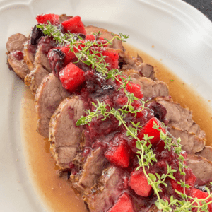 lomo asado con salsa de frutos rojos