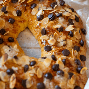 Roscon de reyes con almendras y chocolate