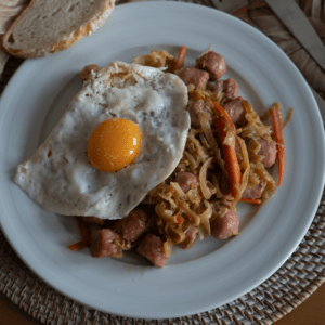 Chistorra con zanahoria col y huevo frito