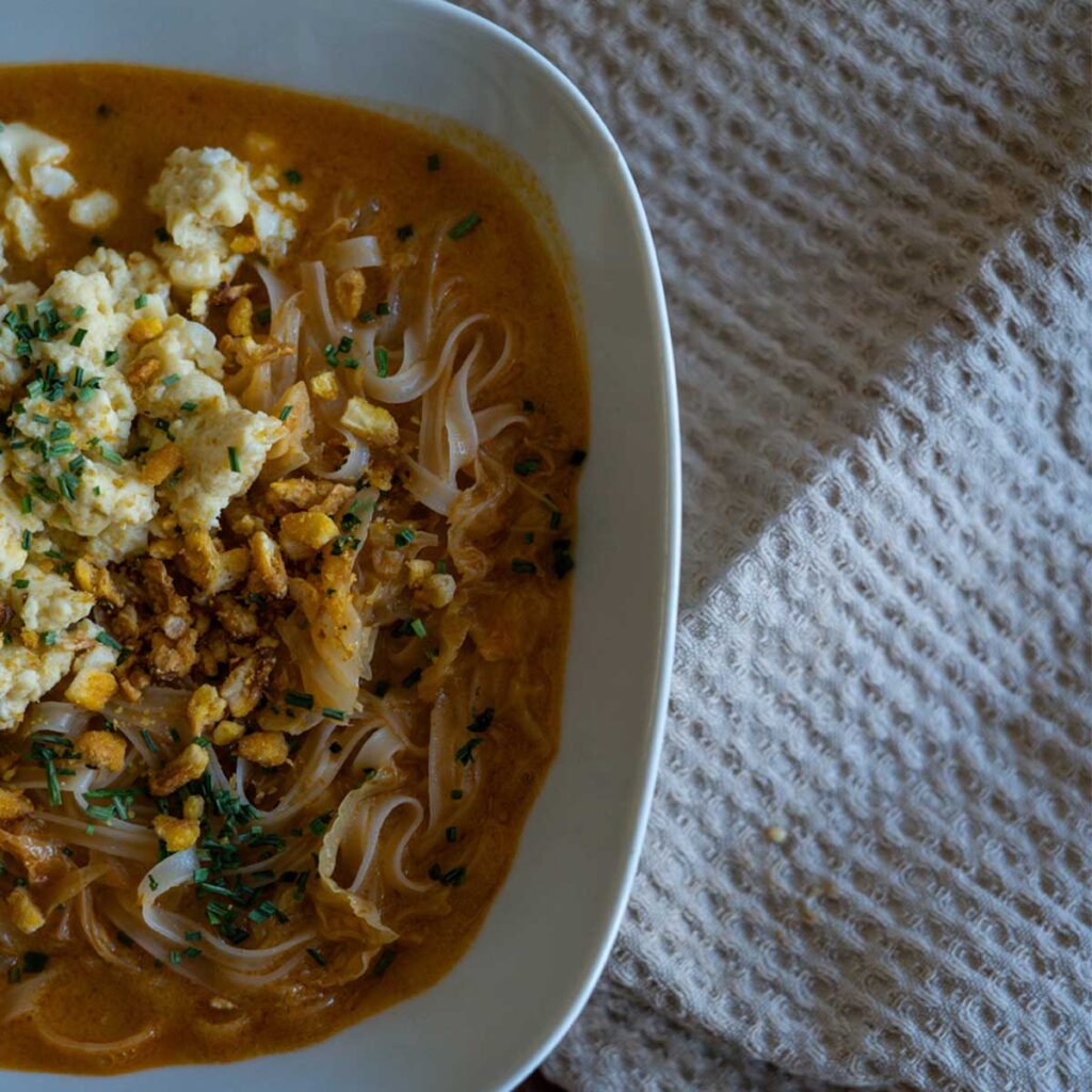 noodles con curry y huevo