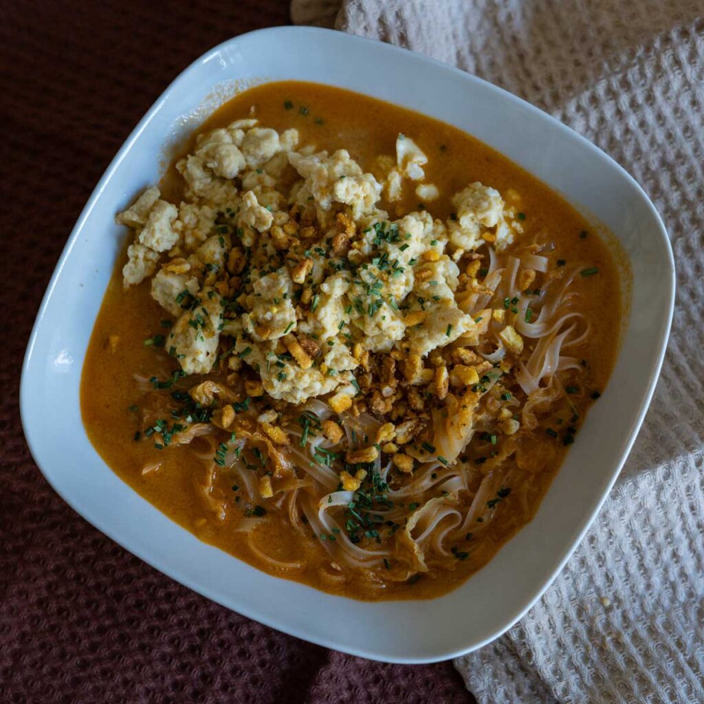 noodles con curry y huevo