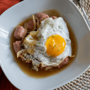 sopa de cebolla con butifarra y huevo frito