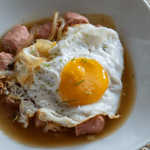 sopa de cebolla con butifarra