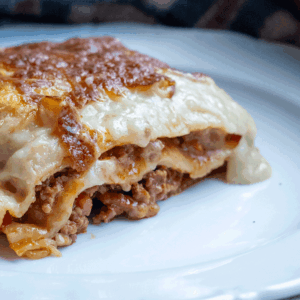 LAsaña de carne casera jugosa