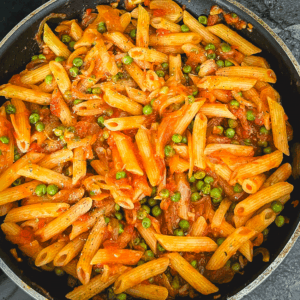 Macarrones con guisantes y verduras