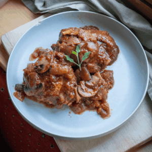 Pollo con tomate y champiñones