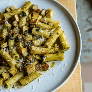 Rigatoni al pesto con tofu y tomate cherry