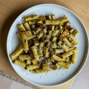 Rigatoni al pesto con tofu y tomate cherry