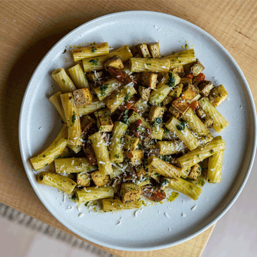 Rigatoni al pesto con tofu y tomate cherry