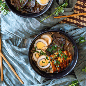 Ramen con pollo caramelizado setas y huevo