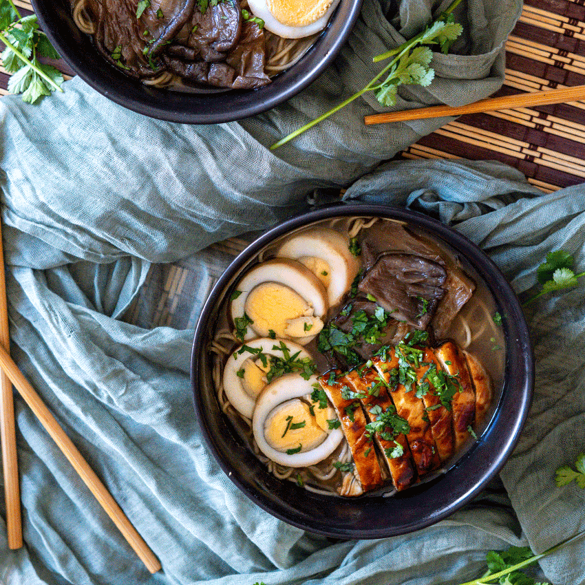 Ramen con pollo caramelizado, setas y huevo