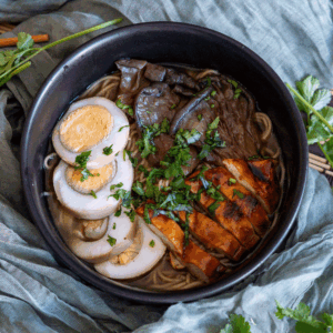 Ramen con pollo caramelizado, setas y huevo