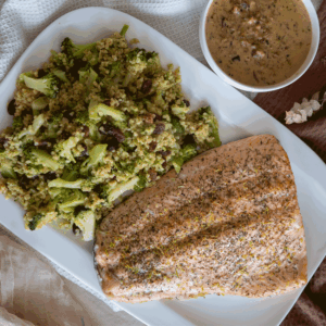 salmón con limón y bulgur con brócoli y salsa de champiñones