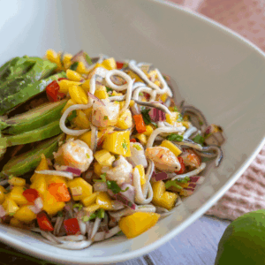 Ensalada de delicias de mar, langostinos y mango