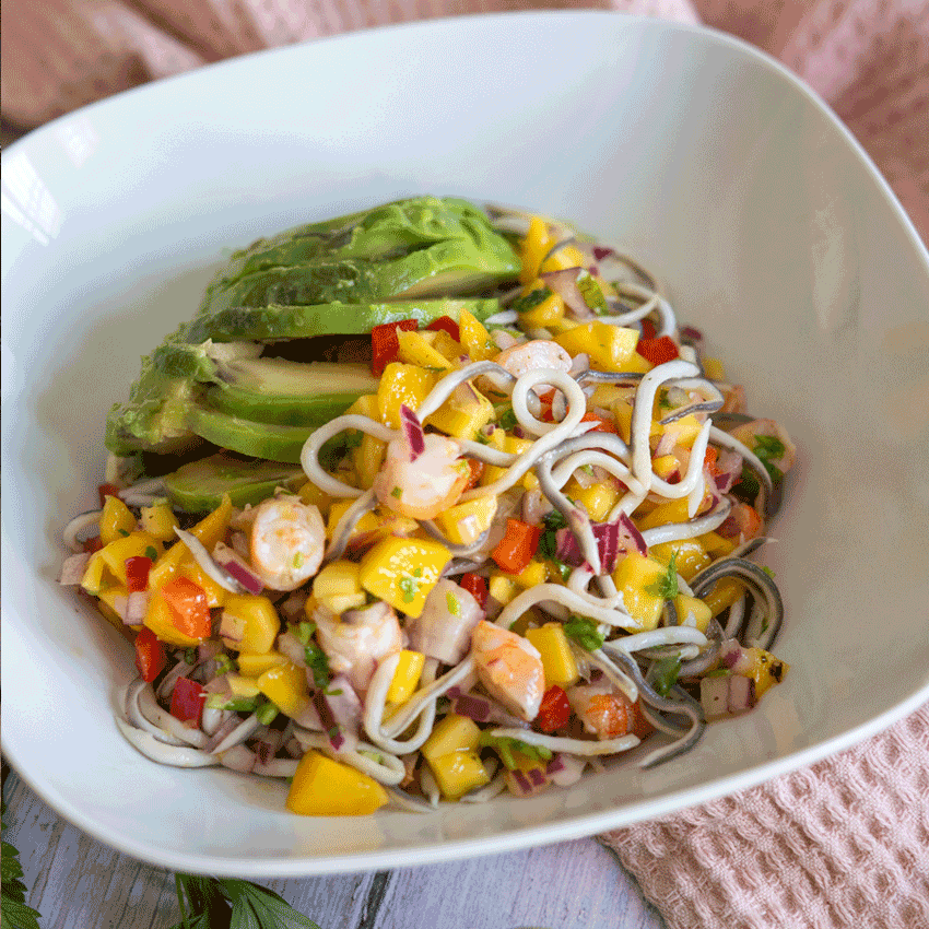 Ensalada de delicias de mar, langostinos y mango